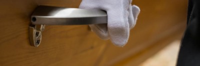 Bestatter trägt Sarg