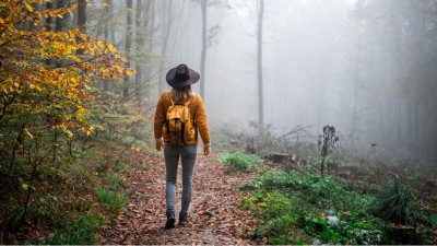 Frau mit Hut im Wald
