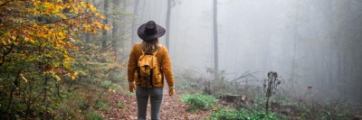 Frau mit Hut im Wald