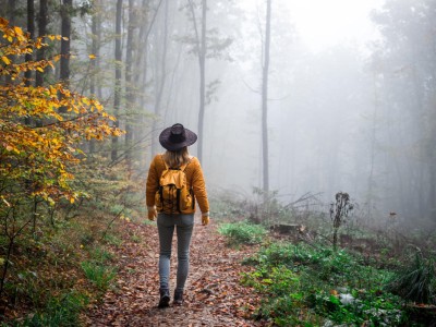 Frau mit Hut im Wald