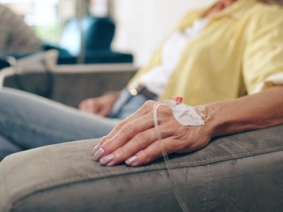 Eine ältere Frau bekommt eine intravenöse Therapie