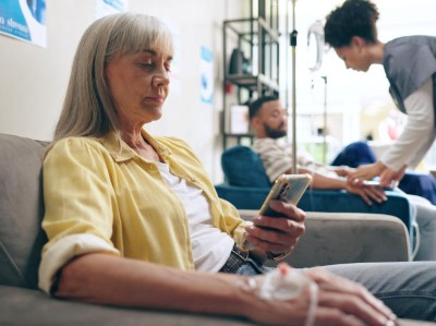 Eine Frau erhält eine Chemotherapie