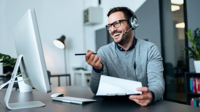 Mann mit Headset am PC
