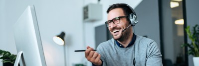 Mann mit Headset am PC