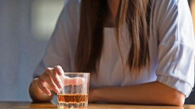 Frau mit Glas