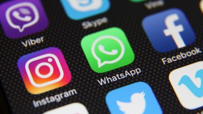 Logos von Social Media Plattformen und Messenger Diensten