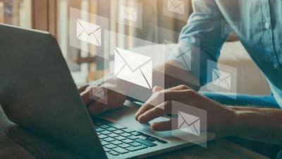 Mann am Laptop, Overlay mit Emails
