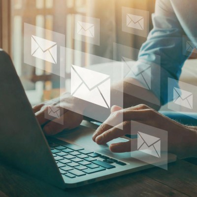 Mann am Laptop, Overlay mit Emails