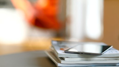 Tablet auf Magazinstapel