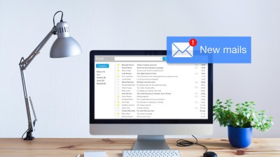 BIldschirm mit Mailprogramm und Popup New Mail