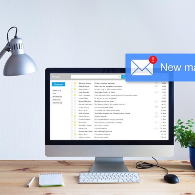 BIldschirm mit Mailprogramm und Popup New Mail