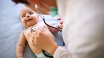 Kinderarzt untersucht Baby