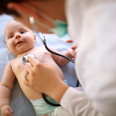 Kinderarzt untersucht Baby