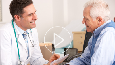 Arzt und älterer Patient im Gespräch