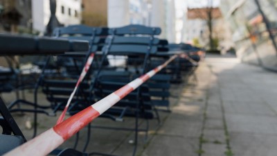 Straßencafe mit Absperrband 