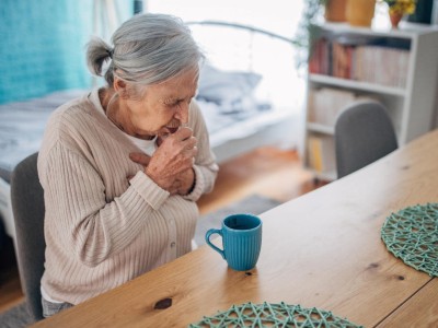 Seniorin verschluckt sich beim Teetrinken