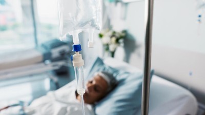Seniorin im Krankenhausbett