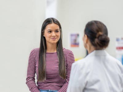 Jugendliche wird von Ärztin untersucht