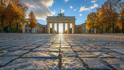 Platz vorm Brandenburger Tor mit herbstlichen Bäumen und Sonnenstrahlen