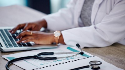 Aufnahme einer Ärztin, die an ihrem Laptop arbeitet