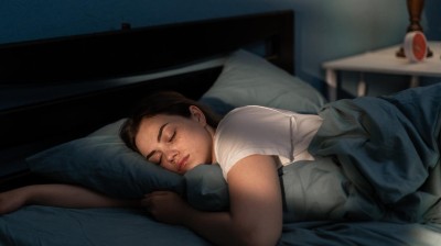 Schlafende Frau im Bett