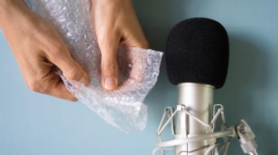 Hände mit Blisterfolie neben Mikrofon