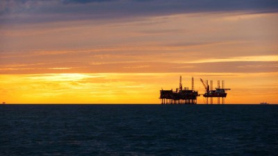 Offshore-Förderplattform in der Abenddämmerung 