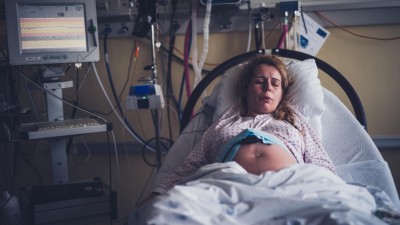 Hochschwangere Frau mit Wehen im Kreißsaal