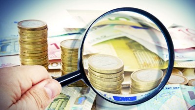 Geldscheine in Euro unter der Lupe