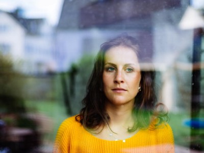 Frau blick durch Scheibe