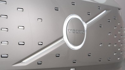 Beleuchtetes Logo am Volvo EM90