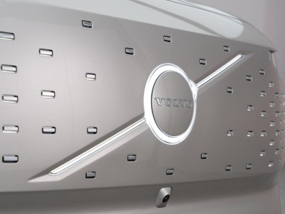 Beleuchtetes Logo am Volvo EM90