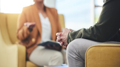 Patient sitzt beim Therapiegespräch