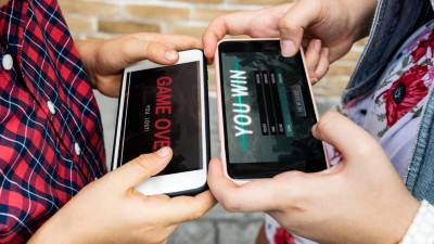 Kinder spielen am Smartphone
