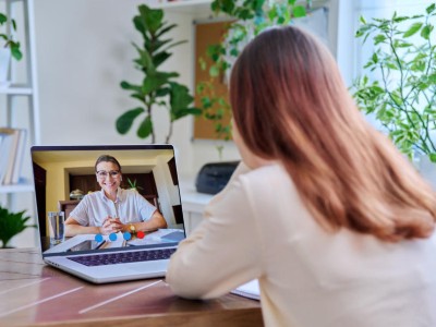 Patientin und Ärztin in Video-Therapiesitzung