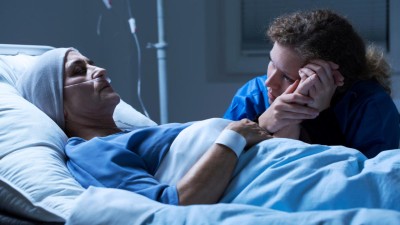 Sterbende Patientin und Pflegerin