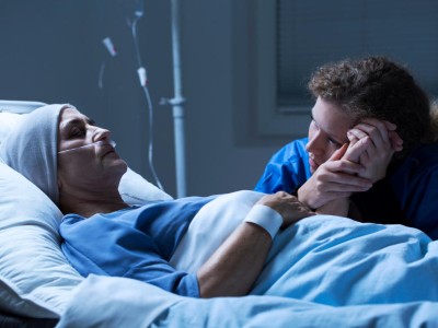 Sterbende Patientin und Pflegerin