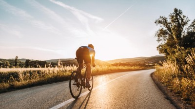 Rennradfahrer auf der Landstraße