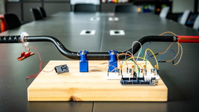 Erster Prototyp einer KI-basierten Gestensteuerung mit haptischem Feedback für Motorradgriffe