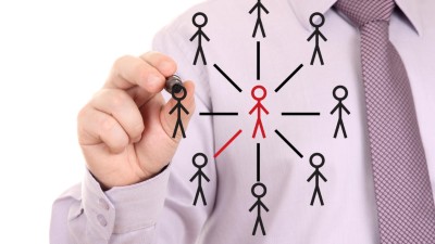 Manager zeichnet ein Kundennetzwerk