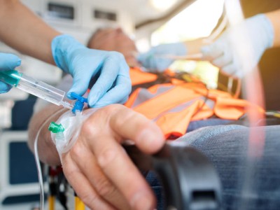 Mann wird im Krankenwagen notfallmäßig versorgt