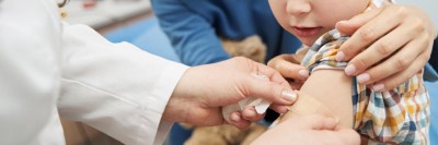 Junge bekommt Pflaster nach Impfung