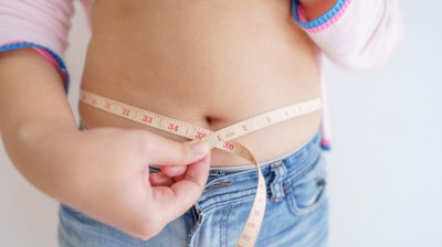 Kind misst seinen Bauchumfang