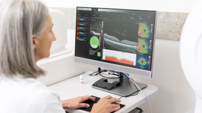 Ärztin wertet Bilder am Computer aus