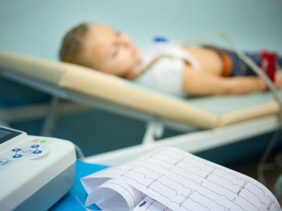 Jugendliches Mädchen bei EKG-Untersuchung