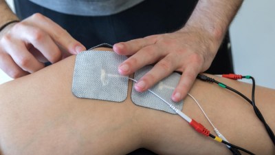 Elektrotherapie am Knie