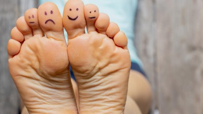 Zehen mit aufgezeichneten Gesichtern