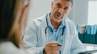 Arzt spricht mit Patientin