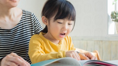 Mädchen lernt lesen