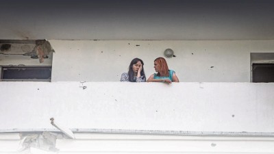 Zwei Frauen auf einem Balkon